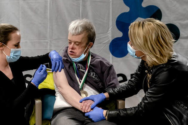 MONSTER - Demissionair minister Hugo de Jonge (Volksgezondheid, Welzijn en Sport) brengt een bezoek aan zorginstelling s Heeren-Loo. Na de eerste vaccinaties voor zorgmedewerkers is ook de vaccinatie van bewoners van verpleeghuizen en instellingen voor gehandicaptenzorg gestart. ANP POOL SANDER KONING Copyright: xHollandsexHoogtex xxANPx x427232464x