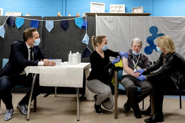 MONSTER - Demissionair minister Hugo de Jonge (Volksgezondheid, Welzijn en Sport) brengt een bezoek aan zorginstelling s Heeren-Loo. Na de eerste vaccinaties voor zorgmedewerkers is ook de vaccinatie van bewoners van verpleeghuizen en instellingen voor gehandicaptenzorg gestart. ANP POOL SANDER KONING Copyright: xHollandsexHoogtex xxANPx x427232499x