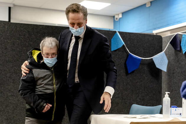 MONSTER - Demissionair minister Hugo de Jonge (Volksgezondheid, Welzijn en Sport) krijgt spontaan een knuffel van een van de bewoners, tijdens zijn bezoek eenzorginstelling s Heeren-Loo. Na de eerste vaccinaties voor zorgmedewerkers is ook de vaccinatie van bewoners van verpleeghuizen en instellingen voor gehandicaptenzorg gestart. ANP POOL SANDER KONING Copyright: xHollandsexHoogtex xxANPx x427232522x