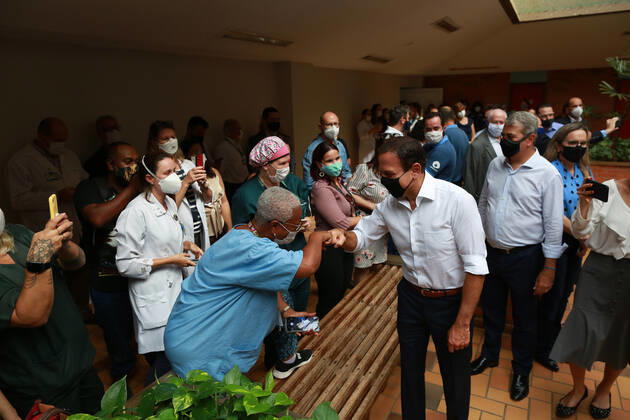 CAMPINAS, SP - 18.01.2021: VACINAS DA CORONAVAC CHEGAM EM CAMPINAS - Nurse Liane Santana Mascarenhas Tinoco, 48, born in Bahia. nursing technician who works in the front line to fight the coronavirus (covid-19) was the first campineira to be vaccinated on the afternoon of Monday 18, at Unicamp in Campinas (SP), Governor Jão Doria was present at the act of vaccination . x2019934x  LeandroxFerreira