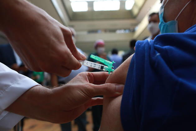 CAMPINAS, SP - 18.01.2021: VACINAS DA CORONAVAC CHEGAM EM CAMPINAS - Nurse Liane Santana Mascarenhas Tinoco, 48, born in Bahia. nursing technician who works in the front line to fight the coronavirus (covid-19) was the first campineira to be vaccinated on the afternoon of Monday 18, at Unicamp in Campinas (SP), Governor Jão Doria was present at the act of vaccination . x2019938x  LeandroxFerreira