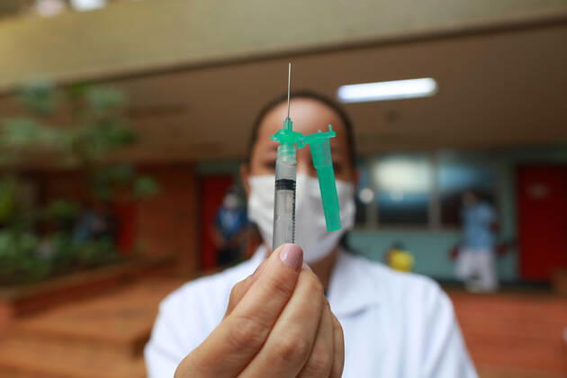 CAMPINAS, SP - 18.01.2021: VACINAS DA CORONAVAC CHEGAM EM CAMPINAS - Nurse Liane Santana Mascarenhas Tinoco, 48, born in Bahia. nursing technician who works in the front line to fight the coronavirus (covid-19) was the first campineira to be vaccinated on the afternoon of Monday 18, at Unicamp in Campinas (SP), Governor Jão Doria was present at the act of vaccination . x2019941x  LeandroxFerreira