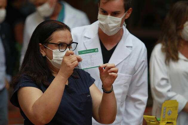 CAMPINAS, SP - 18.01.2021: VACINAS DA CORONAVAC CHEGAM EM CAMPINAS - Nurse Liane Santana Mascarenhas Tinoco, 48, born in Bahia. nursing technician who works in the front line to fight the coronavirus (covid-19) was the first campineira to be vaccinated on the afternoon of Monday 18, at Unicamp in Campinas (SP), Governor Jão Doria was present at the act of vaccination . x2019954x  LeandroxFerreira