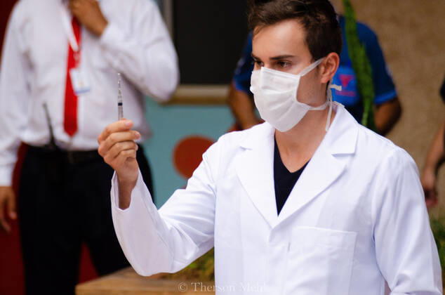 CAMPINAS, SP - 18.01.2021: PRIMEIRA VACINA APLICADA NO HC DA UNICAMP - Application of the first vaccine against covid 19 at Hospital das Clinicas at Unicamp in Campinas. Governor João Doria followed the application. x2019981x  ThersonxMehl
