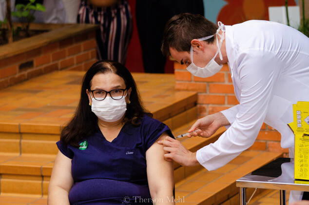 CAMPINAS, SP - 18.01.2021: PRIMEIRA VACINA APLICADA NO HC DA UNICAMP - Application of the first vaccine against covid 19 at Hospital das Clinicas at Unicamp in Campinas. Governor João Doria followed the application. x2019982x  ThersonxMehl