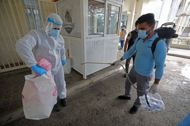 (210118) -- BEIRUT, Jan. 18, 2021 -- A worker disinfects the belongings of COVID-19 patients at Rafic Hariri University Hospital in Beirut, Lebanon, on Jan. 18, 2021. Lebanon registered on Monday 3,144 new COVID-19 infections, bringing the total number of cases to 255,956, the Health Ministry reported. ) LEBANON-BEIRUT-COVID-19-CASES BilalxJawich 