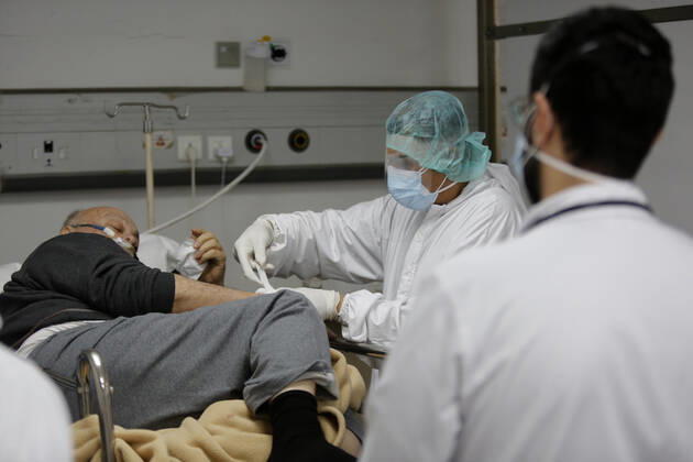(210118) -- BEIRUT, Jan. 18, 2021 -- A patient is treated at Rafic Hariri University Hospital in Beirut, Lebanon, on Jan. 18, 2021. Lebanon registered on Monday 3,144 new COVID-19 infections, bringing the total number of cases to 255,956, the Health Ministry reported. ) LEBANON-BEIRUT-COVID-19-CASES BilalxJawich 