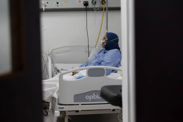 (210118) -- BEIRUT, Jan. 18, 2021 -- A patient is treated at Rafic Hariri University Hospital in Beirut, Lebanon, on Jan. 18, 2021. Lebanon registered on Monday 3,144 new COVID-19 infections, bringing the total number of cases to 255,956, the Health Ministry reported. ) LEBANON-BEIRUT-COVID-19-CASES BilalxJawich 