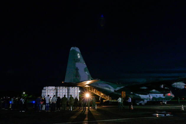 MANAUS, AM - 18.01.2021: VACINA CORONAVAC CHEGA EM MANAUS - Arrival of the vaccine in Manaus (AM), at Ponta Pelada Airport, on Monday night (18). According to Governor Wilson Lima, there are 306 thousand doses of the CoconaVac vaccine for Amazonas. x2020106x  SandroxPereira