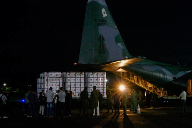 MANAUS, AM - 18.01.2021: VACINA CORONAVAC CHEGA EM MANAUS - Arrival of the vaccine in Manaus (AM), at Ponta Pelada Airport, on Monday night (18). According to Governor Wilson Lima, there are 306 thousand doses of the CoconaVac vaccine for Amazonas. x2020107x  SandroxPereira