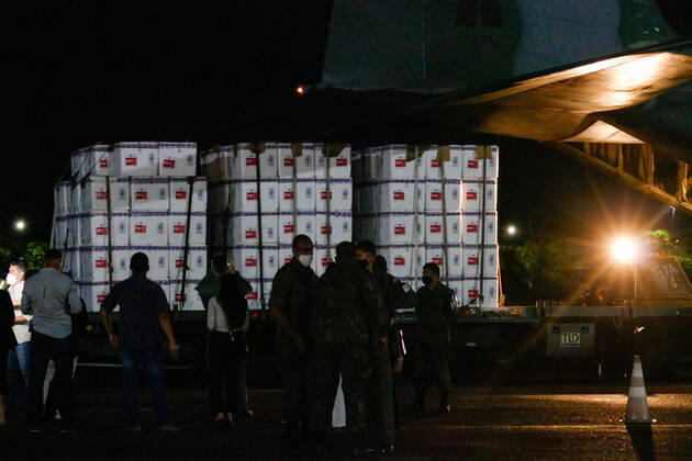MANAUS, AM - 18.01.2021: VACINA CORONAVAC CHEGA EM MANAUS - Arrival of the vaccine in Manaus (AM), at Ponta Pelada Airport, on Monday night (18). According to Governor Wilson Lima, there are 306 thousand doses of the CoconaVac vaccine for Amazonas. x2020108x  SandroxPereira