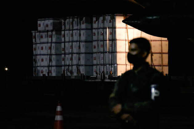 MANAUS, AM - 18.01.2021: VACINA CORONAVAC CHEGA EM MANAUS - Arrival of the vaccine in Manaus (AM), at Ponta Pelada Airport, on Monday night (18). According to Governor Wilson Lima, there are 306 thousand doses of the CoconaVac vaccine for Amazonas. x2020109x  SandroxPereira