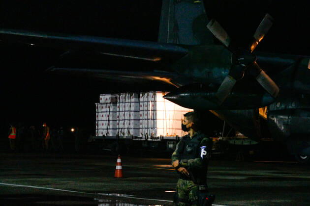 MANAUS, AM - 18.01.2021: VACINA CORONAVAC CHEGA EM MANAUS - Arrival of the vaccine in Manaus (AM), at Ponta Pelada Airport, on Monday night (18). According to Governor Wilson Lima, there are 306 thousand doses of the CoconaVac vaccine for Amazonas. x2020110x  SandroxPereira