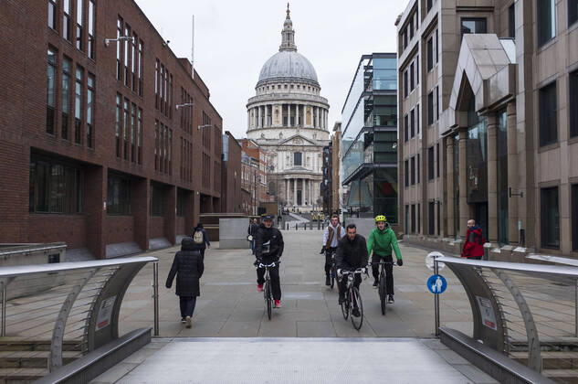 January 18, 2021, London, United Kingdom: People seen riding bicycles on the millennium pedestrian bridge in London, UK on January 18, 2021. Another 599 COVID-19 deaths and nearly 38000 confirmed cases in the UK London United Kingdom - ZUMAj323 20210118_zip_j323_006 Copyright: xMayxJamesx