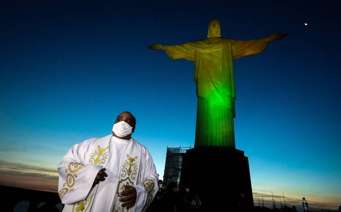 The priest Omar walks in front of the symbolic Christ the Redeemer during a tribute today at the start of the immunization campaign in Rio de Janeiro, Brazil 18 January 2021. Brazil, one of the global epicenters of the pandemic with more than 210,000 deaths from covid-19, began its immunization campaign on Monday with the vaccine from the Chinese laboratory Sinovac, which was applied to two women at the feet of Christ the Redeemer, the most iconic image of the country. Brazil begins its immunization campaign at the feet of Christ the Redeemer !ACHTUNG: NUR REDAKTIONELLE NUTZUNG!  Copyright: xFabioxMottax AME198 20210119-637466178566044243