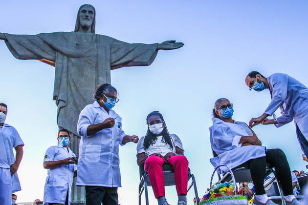 January 18, 2021: BRAZIL. RIO DE JANEIRO. January 18, 2021. COVID-19. First vaccination against covid-19 in the city takes place in Corcovado, Cosme Velho, south zone. Dulcineia de Silva Lopes from the health area and Terezinha da ConceioÂßoÂ£o are the first to be vaccinated at the event that brought together Mayor Eduardo Paes and acting Governor Claudio Castro. - ZUMAl255 20210118_zip_l255_003 Copyright: xEllanxLustosax