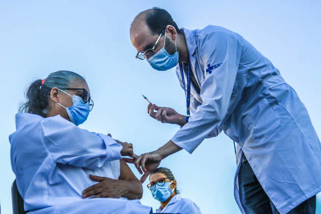 January 18, 2021: BRAZIL. RIO DE JANEIRO. January 18, 2021. COVID-19. First vaccination against covid-19 in the city takes place in Corcovado, Cosme Velho, south zone. Dulcineia de Silva Lopes from the health area and Terezinha da ConceioÂßoÂ£o are the first to be vaccinated at the event that brought together Mayor Eduardo Paes and acting Governor Claudio Castro. - ZUMAl255 20210118_zip_l255_006 Copyright: xEllanxLustosax