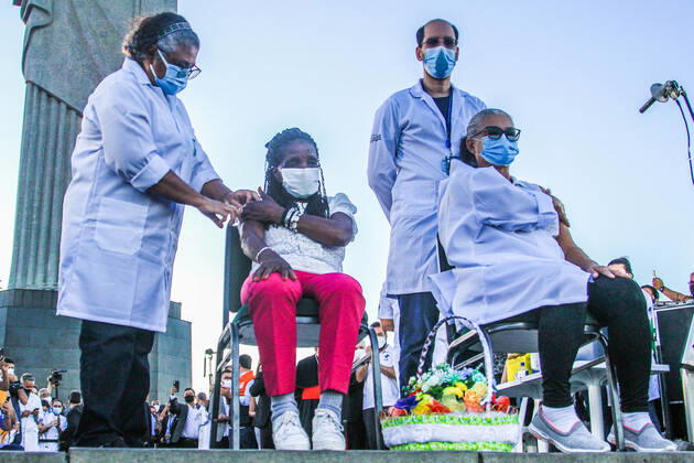 January 18, 2021: BRAZIL. RIO DE JANEIRO. January 18, 2021. COVID-19. First vaccination against covid-19 in the city takes place in Corcovado, Cosme Velho, south zone. Dulcineia de Silva Lopes from the health area and Terezinha da ConceioÂßoÂ£o are the first to be vaccinated at the event that brought together Mayor Eduardo Paes and acting Governor Claudio Castro. - ZUMAl255 20210118_zip_l255_010 Copyright: xEllanxLustosax
