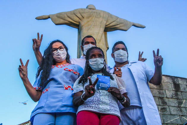 January 18, 2021: BRAZIL. RIO DE JANEIRO. January 18, 2021. COVID-19. First vaccination against covid-19 in the city takes place in Corcovado, Cosme Velho, south zone. Dulcineia de Silva Lopes from the health area and Terezinha da ConceioÂßoÂ£o are the first to be vaccinated at the event that brought together Mayor Eduardo Paes and acting Governor Claudio Castro. - ZUMAl255 20210118_zip_l255_016 Copyright: xEllanxLustosax