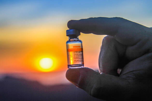 January 18, 2021: BRAZIL. RIO DE JANEIRO. January 18, 2021. COVID-19. First vaccination against covid-19 in the city takes place in Corcovado, Cosme Velho, south zone. Dulcineia de Silva Lopes from the health area and Terezinha da ConceioÂßoÂ£o are the first to be vaccinated at the event that brought together Mayor Eduardo Paes and acting Governor Claudio Castro. - ZUMAl255 20210118_zip_l255_018 Copyright: xEllanxLustosax