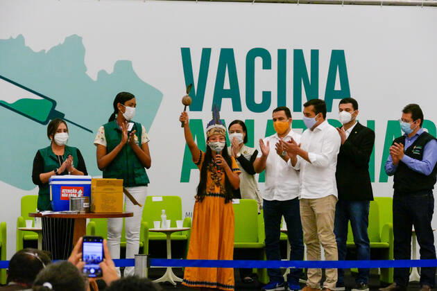 MANAUS, AM - 18.01.2021: ENFERMEIRA INDÍGENA É VACINADA EM MANAUS - Vanda Ortega, a 33-year-old nursing technician, was the first citizen of Amazonas to receive the vaccine against Covid-19, in Manaus (AM), on Monday night (18), at the launch of the vaccination campaign in State, at the Vasco Vasques Convention Center. x2020154x  SandroxPereira