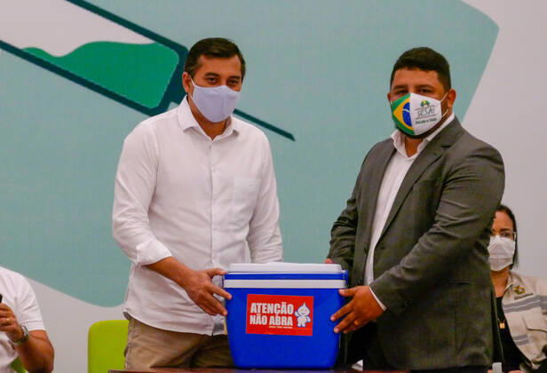 MANAUS, AM - 18.01.2021: ENFERMEIRA INDÍGENA É VACINADA EM MANAUS - Vanda Ortega, a 33-year-old nursing technician, was the first citizen of Amazonas to receive the vaccine against Covid-19, in Manaus (AM), on Monday night (18), at the launch of the vaccination campaign in State, at the Vasco Vasques Convention Center. x2020159x  SandroxPereira