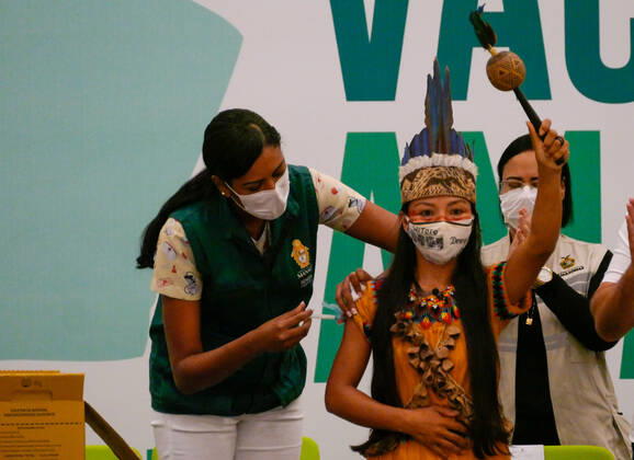 News Bilder des Tages MANAUS, AM - 18.01.2021: ENFERMEIRA INDÍGENA É VACINADA EM MANAUS - Vanda Ortega, a 33-year-old nursing technician, was the first citizen of Amazonas to receive the vaccine against Covid-19, in Manaus (AM), on Monday night (18), at the launch of the vaccination campaign in State, at the Vasco Vasques Convention Center. In the photo, Vanda receives the vaccine. x2020163x  SandroxPereira