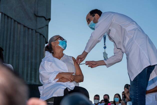 RIO DE JANEIRO, RJ - 18.01.2021: RIO DE JANEIRO INICIA VACINAÇÃO COVID 19 - Rio de Janeiro starts vaccination against COVID-19 at the Cristo Redentor monument in the city of Rio de Janeiro, RJ. x2020168x  CarlosxSanttos