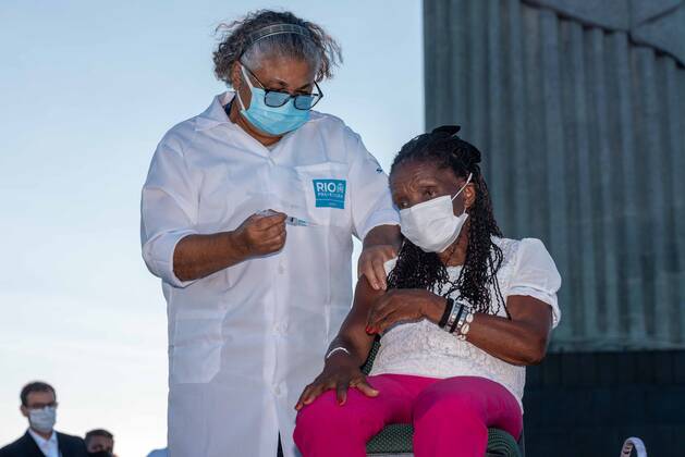 RIO DE JANEIRO, RJ - 18.01.2021: RIO DE JANEIRO INICIA VACINAÇÃO COVID 19 - Rio de Janeiro starts vaccination against COVID-19 at the Cristo Redentor monument in the city of Rio de Janeiro, RJ. x2020170x  CarlosxSanttos