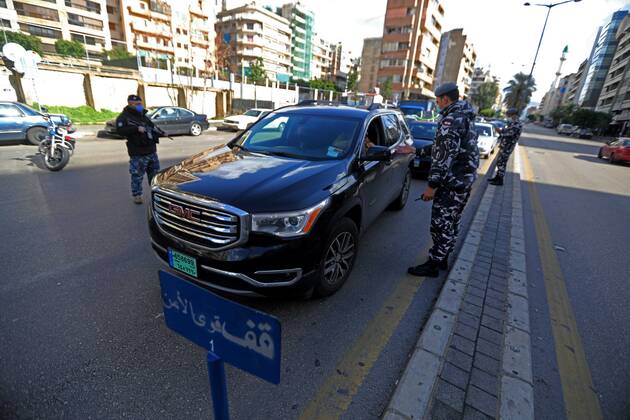 (210118) -- BEIRUT, Jan. 18, 2021 -- A checkpoint is seen to control lockdown violations in Beirut, Lebanon, on Jan. 18, 2021. Lebanon registered on Monday 3,144 new COVID-19 infections, bringing the total number of cases to 255,956, the Health Ministry reported. ) LEBANON-BEIRUT-COVID-19-MEASURES BilalxJawich 