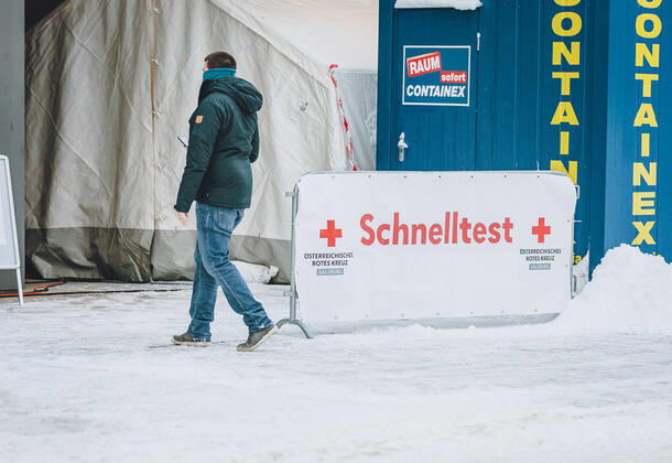 Zell am See THEMENBILD - seit 18. Jänner werden vom Roten Kreuz kostenlose Corona Schnelltests im Ferry Porsche Congress Center angeboten, aufgenommen am 18. Jänner 2021, Zell am See, Österreich Corona Teststation for all citizens on 2021 01 18, Zell am See, Austria.