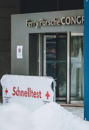 Zell am See THEMENBILD - seit 18. Jänner werden vom Roten Kreuz kostenlose Corona Schnelltests im Ferry Porsche Congress Center angeboten, aufgenommen am 18. Jänner 2021, Zell am See, Österreich Corona Teststation for all citizens on 2021 01 18, Zell am See, Austria.