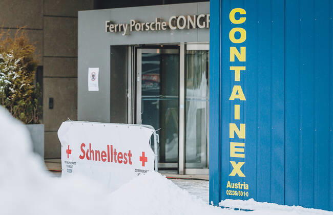 Zell am See THEMENBILD - seit 18. Jänner werden vom Roten Kreuz kostenlose Corona Schnelltests im Ferry Porsche Congress Center angeboten, aufgenommen am 18. Jänner 2021, Zell am See, Österreich Corona Teststation for all citizens on 2021 01 18, Zell am See, Austria.