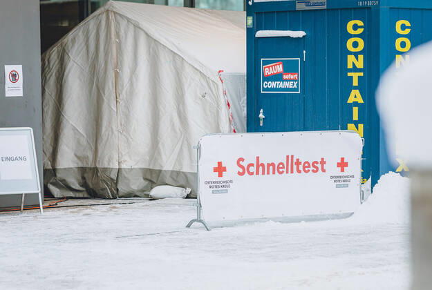 Zell am See THEMENBILD - seit 18. Jänner werden vom Roten Kreuz kostenlose Corona Schnelltests im Ferry Porsche Congress Center angeboten, aufgenommen am 18. Jänner 2021, Zell am See, Österreich Corona Teststation for all citizens on 2021 01 18, Zell am See, Austria.