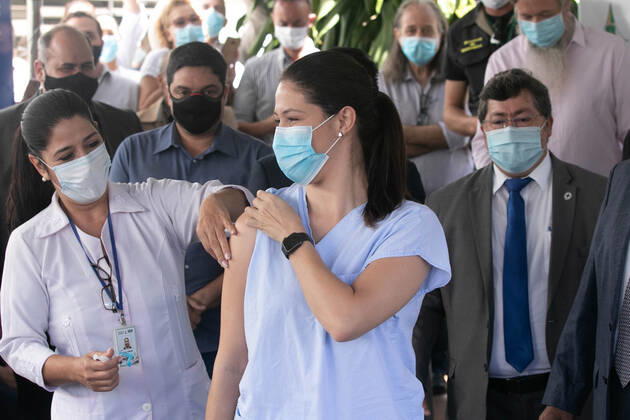BRASÍLIA, DF - 19.01.2021: INÍCIO DA VACINAÇÃO EM BRASÍLIA - Nurse Lídia Rodrigues Marques was the first vaccinated in DF, at Hospital Hran, in Asa Norte. The ceremony was attended by Governor Ibaneis Rocha. x2020318x  LeoxBahia