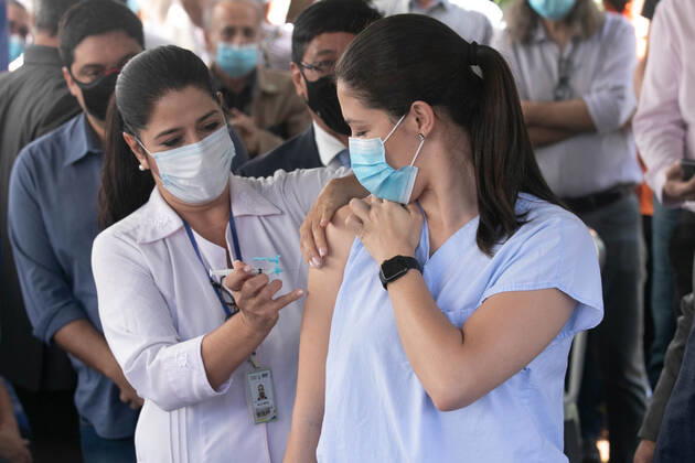 News Bilder des Tages BRASÍLIA, DF - 19.01.2021: INÍCIO DA VACINAÇÃO EM BRASÍLIA - Nurse Lídia Rodrigues Marques was the first vaccinated in DF, at Hospital Hran, in Asa Norte. The ceremony was attended by Governor Ibaneis Rocha. x2020319x  LeoxBahia