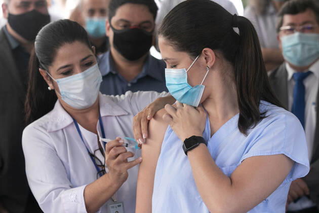 BRASÍLIA, DF - 19.01.2021: INÍCIO DA VACINAÇÃO EM BRASÍLIA - Nurse Lídia Rodrigues Marques was the first vaccinated in DF, at Hospital Hran, in Asa Norte. The ceremony was attended by Governor Ibaneis Rocha. x2020321x  LeoxBahia