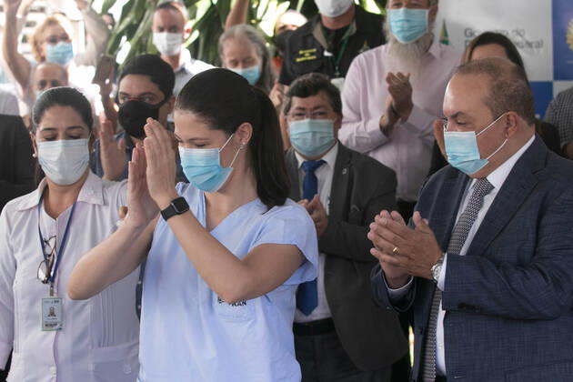 BRASÍLIA, DF - 19.01.2021: INÍCIO DA VACINAÇÃO EM BRASÍLIA - Nurse Lídia Rodrigues Marques was the first vaccinated in DF, at Hospital Hran, in Asa Norte. The ceremony was attended by Governor Ibaneis Rocha. x2020325x  LeoxBahia