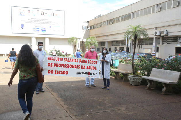 RIBEIRÃO PRETO, SP - 19.01.2021: PROTESTO CONTRA JOÃO DORIA - Employees at the Hospital das Clínicas of Ribeirão Preto, in the interior of São Paulo, are protesting for wage parity and better working conditions. During the visit of Governor João Doria for the vaccination campaign in the interior of São Paulo. x2020327x  JoelxSilva