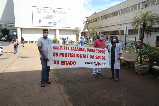 News Bilder des Tages RIBEIRÃO PRETO, SP - 19.01.2021: PROTESTO CONTRA JOÃO DORIA - Employees at the Hospital das Clínicas of Ribeirão Preto, in the interior of São Paulo, are protesting for wage parity and better working conditions. During the visit of Governor João Doria for the vaccination campaign in the interior of São Paulo. x2020329x  JoelxSilva