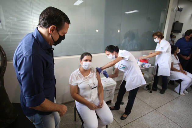 RIBEIRÃO PRETO, SP - 19.01.2021: VACINAÇÃO EM RIBEIRÃO PRETO - The governor of São Paulo, João Doria, surrounded by cameras, vaccinates the nursing technician Maria Luci Santos (right, blonde) and Juliana Badia, brunette (left) at the Hospital das Clínicas campus of Ribeirão Preto, in the interior of São Paulo. x2020336x  JoelxSilva