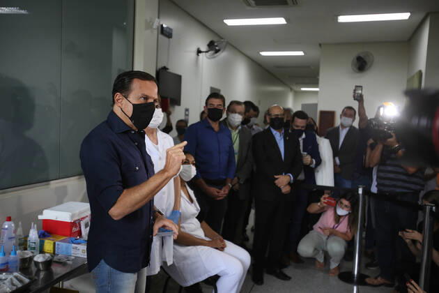 RIBEIRÃO PRETO, SP - 19.01.2021: VACINAÇÃO EM RIBEIRÃO PRETO - The governor of São Paulo, João Doria, surrounded by cameras, vaccinates the nursing technician Maria Luci Santos (right, blonde) and Juliana Badia, brunette (left) at the Hospital das Clínicas campus of Ribeirão Preto, in the interior of São Paulo. x2020337x  JoelxSilva