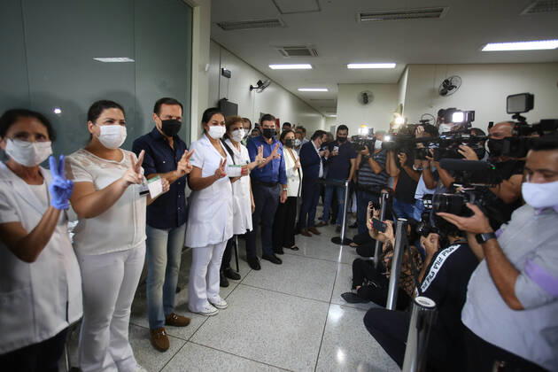 RIBEIRÃO PRETO, SP - 19.01.2021: VACINAÇÃO EM RIBEIRÃO PRETO - The governor of São Paulo, João Doria, surrounded by cameras, vaccinates the nursing technician Maria Luci Santos (right, blonde) and Juliana Badia, brunette (left) at the Hospital das Clínicas campus of Ribeirão Preto, in the interior of São Paulo. x2020345x  JoelxSilva