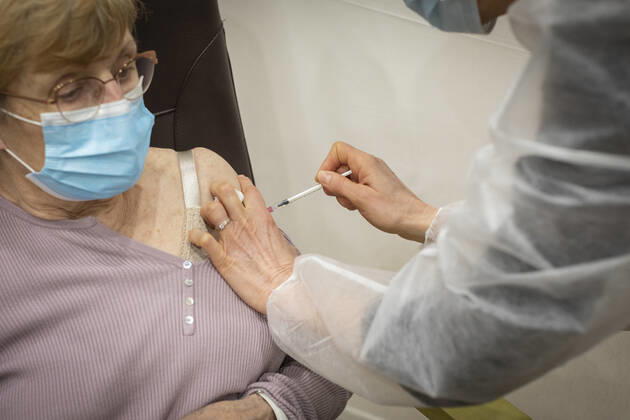 A health worker administers a dose of the Pfizer-BioNTech COVID-19 vaccine at a vaccination centre in Saint-Gregoire near Rennes, western France on January 19, 2021, during a Covid-19 vaccination campaign for people over 75.  Copyright: xJeremiasxGonzalezx