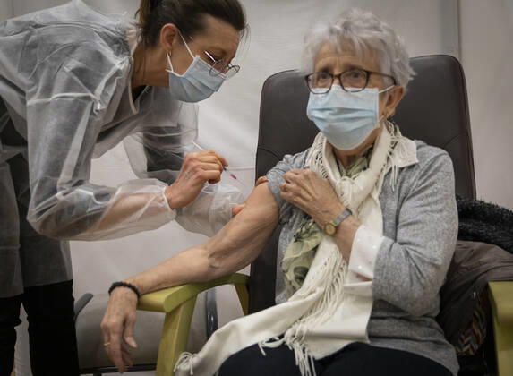 A health worker administers a dose of the Pfizer-BioNTech COVID-19 vaccine at a vaccination centre in Saint-Gregoire near Rennes, western France on January 19, 2021, during a Covid-19 vaccination campaign for people over 75.  Copyright: xJeremiasxGonzalezx