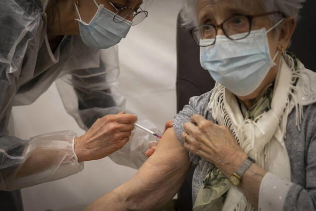 A health worker administers a dose of the Pfizer-BioNTech COVID-19 vaccine at a vaccination centre in Saint-Gregoire near Rennes, western France on January 19, 2021, during a Covid-19 vaccination campaign for people over 75.  Copyright: xJeremiasxGonzalezx