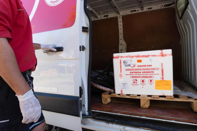 January 19, 2021, Firmat, Santa Fe, Argentina: A courier worker shows a styrofoam box used to transport the Sputnik V COVID-19 vaccine. The box is certified to preserve the cold chain for 60 hours..The second parcel of the Sputnik V COVID-19 vaccine is being delivered throughout the country to finish the first phase of the vaccination campaign, which involved the immunization of 300,000 healthcare and essential workers. Firmat Argentina - ZUMAs197 20210119_zaa_s197_030 Copyright: xPatricioxMurphyx