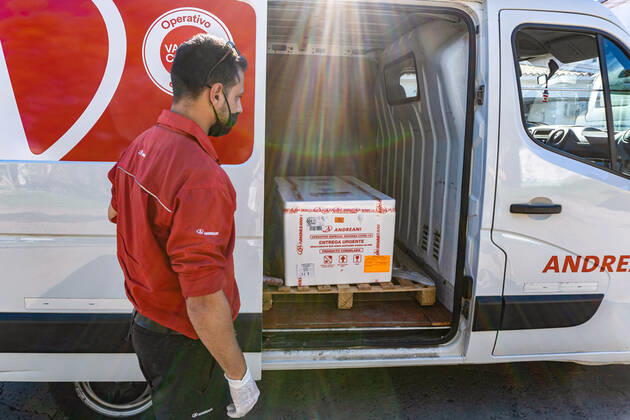 January 19, 2021, Firmat, Santa Fe, Argentina: A courier worker shows a styrofoam box used to transport the Sputnik V COVID-19 vaccine. The box is certified to preserve the cold chain for 60 hours..The second parcel of the Sputnik V COVID-19 vaccine is being delivered throughout the country to finish the first phase of the vaccination campaign, which involved the immunization of 300,000 healthcare and essential workers. Firmat Argentina - ZUMAs197 20210119_zaa_s197_033 Copyright: xPatricioxMurphyx