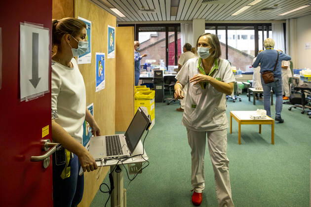 Illustration shows the vaccination of the staff members of the UZ Brussels University Hospital with the Covid-19 vaccine of Pfizer-BioNTech, in Jette, Brussels, Tuesday 19 January 2021. Members of the staff in contact with potentially coronavirus infected patients are the first to be vaccinated.  HATIMxKAGHAT 2626580