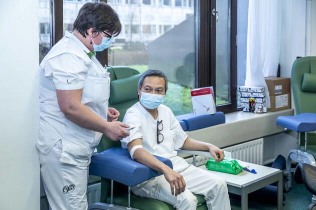 Illustration shows the vaccination of the staff members of the UZ Brussels University Hospital with the Covid-19 vaccine of Pfizer-BioNTech, in Jette, Brussels, Tuesday 19 January 2021. Members of the staff in contact with potentially coronavirus infected patients are the first to be vaccinated.  HATIMxKAGHAT 2626587